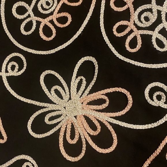 Women’s Holiday Dress Shirt Black Beautiful Embroidered Size XL Feminine - Picture 6 of 7